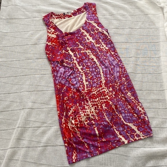 Jennifer Lopez snake print sleeveless mini shift dress. - Picture 1 of 13